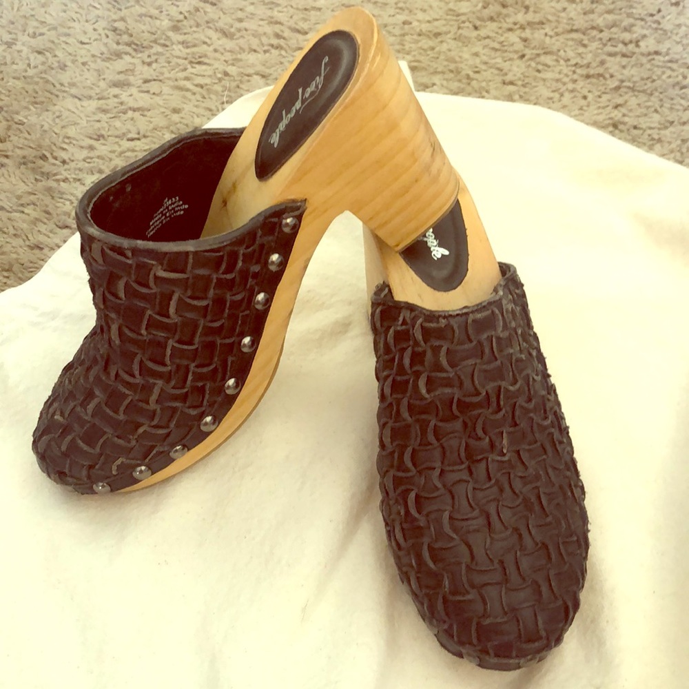 Free People black leather Clogs